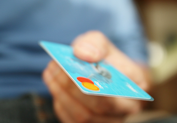 飲み会など大勢で集まった時に、みんなから現金を集め、自分のクレジットカードで支払う